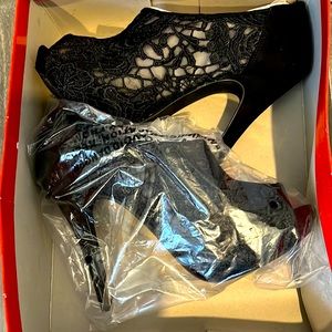 Gorgeous Elle Size 7  Lace Shootie Elsabine Black High Heel